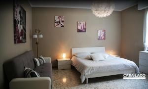 Ένα ή περισσότερα κρεβάτια σε δωμάτιο στο CasaLago di Erika e Antonella