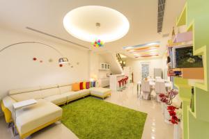 sala de estar con sofá y alfombra verde en 醇境民宿 Pure B&B, en Hualien City