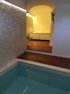 ein Schlafzimmer mit einem Bett und einem Pool in der Unterkunft Villa Theile in Positano