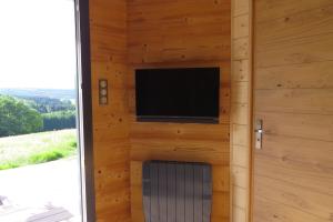 アヌーにあるNature Cottage Vosgesの木製の壁(薄型テレビ付)