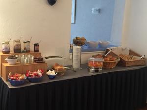 una mesa con pan y cestas de comida. en Hotel Bellevue, en Saint-Florent 25 fotos más