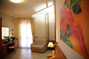 A seating area at Residence Hotel La Giara