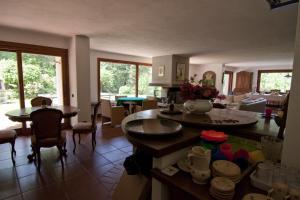 uma cozinha e sala de estar com mesa e cadeiras em Il giardino di Raffaella em Montorfano