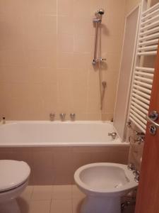 Ένα μπάνιο στο Bilocale Fronte Piste - Appartamentiflarida Sansicario Alto