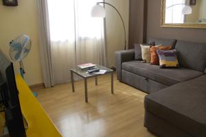 un salon avec un canapé et une table dans l'établissement Dream Apartment, à Santa Cruz de Tenerife