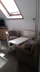 ein Wohnzimmer mit einem Tisch und 2 Stühlen in der Unterkunft Haus Adelaide in Ahlbeck