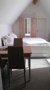 1 dormitorio con 1 cama, mesa y sillas en Haus Adelaide en Ahlbeck