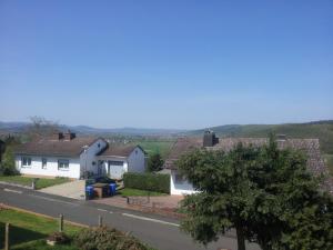 vista su una casa dalla strada di Ferienwohnung Sauer a Fritzlar