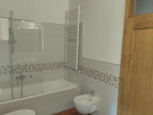 La salle de bains est pourvue d'une baignoire, d'un lavabo et de toilettes. dans l'établissement La Corte del Conte, à Rovereto