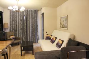 una sala de estar con un sofá y una mesa en Dream Marina, en Santa Cruz de Tenerife