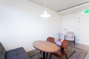 - un salon avec une table et un canapé dans l'établissement BessaApartments, à Porto 33 autres photos