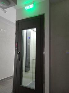 una porta nera in un edificio con luce verde di Milla Lux 1 a Paralia Katerinis