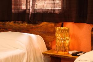 sypialnia z łóżkiem i wazą na stole w obiekcie Pousada do Vovô w mieście Fronteira
