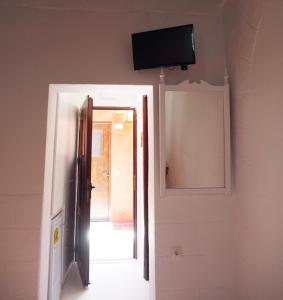 Televízia a/alebo spoločenská miestnosť v ubytovaní Auberge 32 Old Town