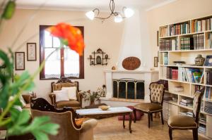 Casa Elaia في Áyios Dhimítrios: غرفة معيشة مليئة بالأثاث ومدفأة