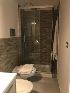 een badkamer met een toilet en een glazen douche bij Da zio Totò in Scilla