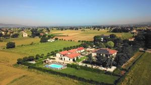 una vista aérea de una casa grande con piscina en Residence Terra Dei Santi Country House, en Spello