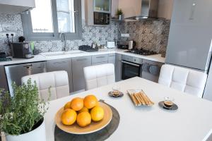 Kuchyňa alebo kuchynka v ubytovaní Super Loft With Acropolis View + 33 fotografií