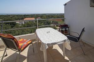 Rõdu või terrass majutusasutuses Apartman Iva