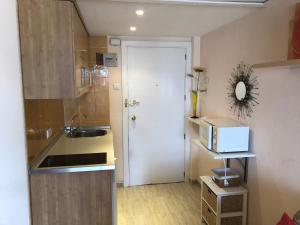 cocina con fregadero y puerta blanca en Apartamento & sea view en Alicante