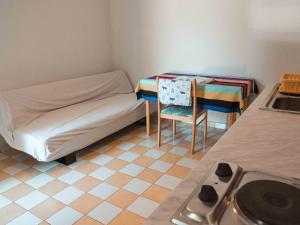 een kleine kamer met een bed en een tafel bij Apartments Yvonne in Pakoštane