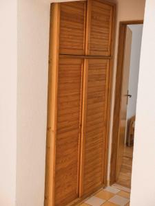 een houten deur in de hoek van een kamer bij Apartments Yvonne in Pakoštane