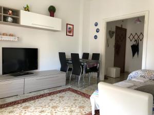 Televízia a/alebo spoločenská miestnosť v ubytovaní Il QuintoPiano