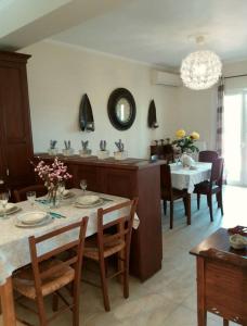 een eetkamer met een tafel en stoelen en een eetkamer bij Corfu Villa Galini in Potamós