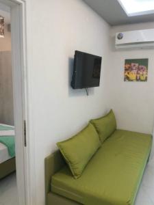 パラリア・カテリニスにあるMilla Lux 2のリビングルーム(緑のソファ、薄型テレビ付)
