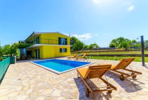 Bazén v ubytovaní House Simani alebo v jeho blízkosti