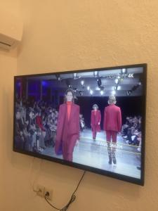 TV a/nebo společenská místnost v ubytování Kriopigi efis and dimis 2