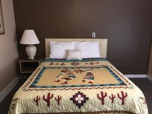 מיטה או מיטות בחדר ב-Sun -N- Sand Motel