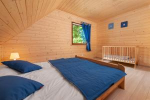 a bedroom with a bed in a wooden cabin at ALKADO Jastrzebia Gora in Jastrzębia Góra