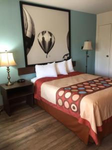 Un pat sau paturi într-o cameră la Super 8 by Wyndham Indio