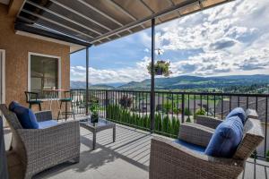 uma varanda com cadeiras e vista para as montanhas em Adela's Bed and Breakfast em West Kelowna