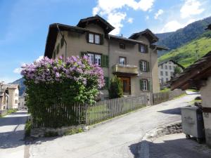 een huis met paarse bloemen op een hek bij Apartment Verena in Vals