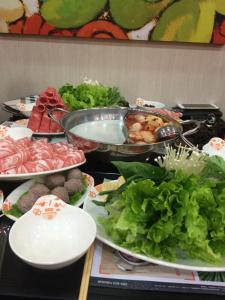 un buffet con muchos platos de comida en una mesa en Huangyaguan Great Wall Li Bo Home Hotel, en Jixian