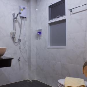 baño con ducha, aseo y ventana en Suan Dok Gate Guesthouse, en Chiang Mai