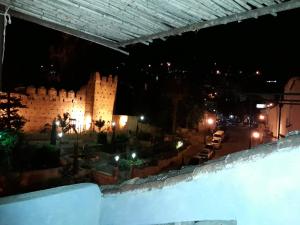 Blick auf ein Schloss in der Nacht in der Unterkunft Hotel Anaia in Chefchaouen