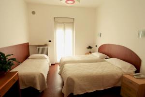 A bed or beds in a room at Hotel Torrismondi