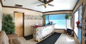 un bar en una habitación con vistas al océano en Adobe Sands Motel, en Panguitch