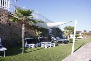 A garden outside B&B Le Colline Country House