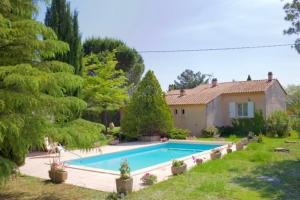 una gran piscina frente a una casa en Les murmures du Temps Villa 3 Chambres avec Piscine, en Carpentras
