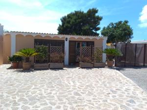 una casa con una puerta y macetas delante en can jaume portas en Sant Francesc Xavier