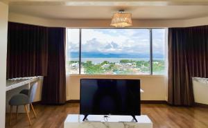 TV a/nebo společenská místnost v ubytování Phayao Gateway Hotel