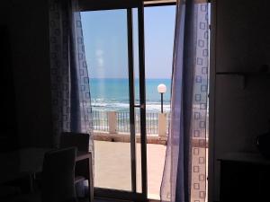 ポルト・エンペードクレにあるCasa Vacanze A Due Passi Dal Mareの窓から海の景色を望む客室です。