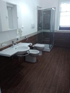 La salle de bains est pourvue d'un lavabo, de toilettes et d'une douche. dans l'établissement Casa Vacanze A Due Passi Dal Mare, à Porto Empedocle