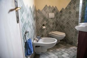 y baño con aseo y lavamanos. en Appartamento Baja Sardinia, en Baja Sardinia