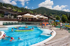 Piscina di Apartment Cësa Zinch o nelle vicinanze