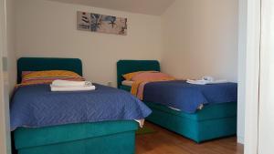 dos camas sentadas una al lado de la otra en un dormitorio en Apartments Darko, en Rovinj